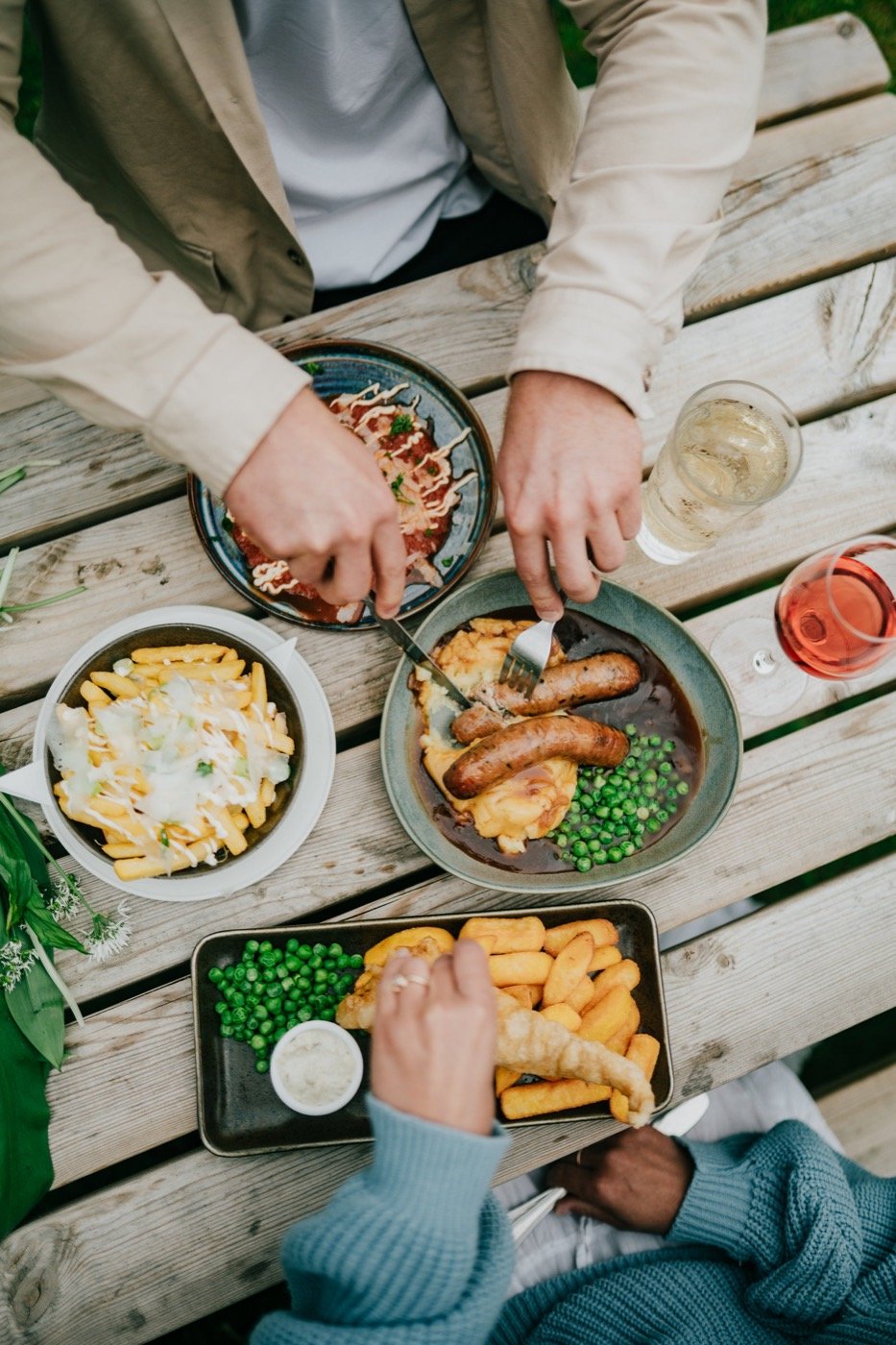 Pub lunch on a picnic table in Shorwell
